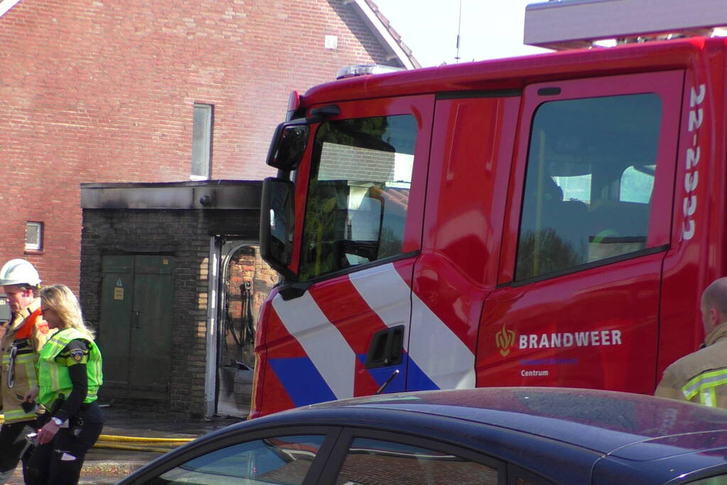 Enorme rookwolken bij brand in garagebox