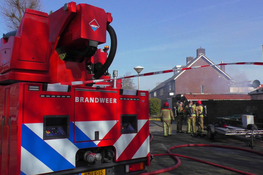 Enorme rookwolken bij brand in garagebox