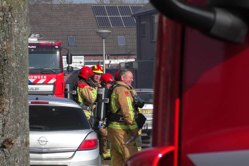 Enorme rookwolken bij brand in garagebox