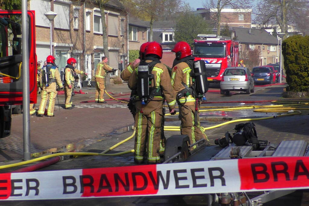 Enorme rookwolken bij brand in garagebox