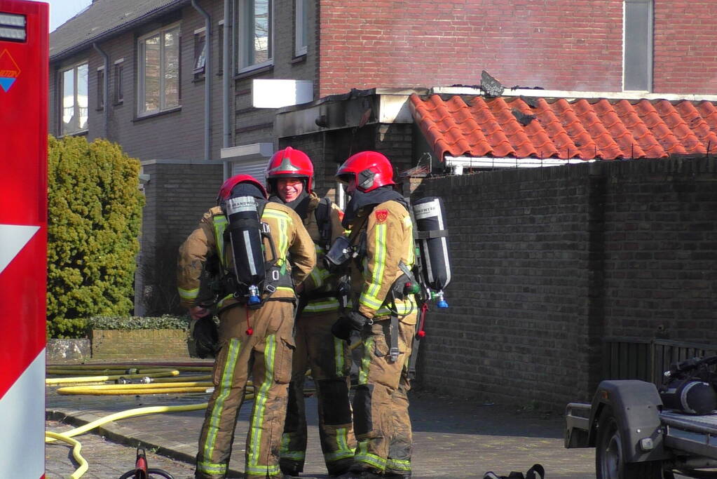 Enorme rookwolken bij brand in garagebox