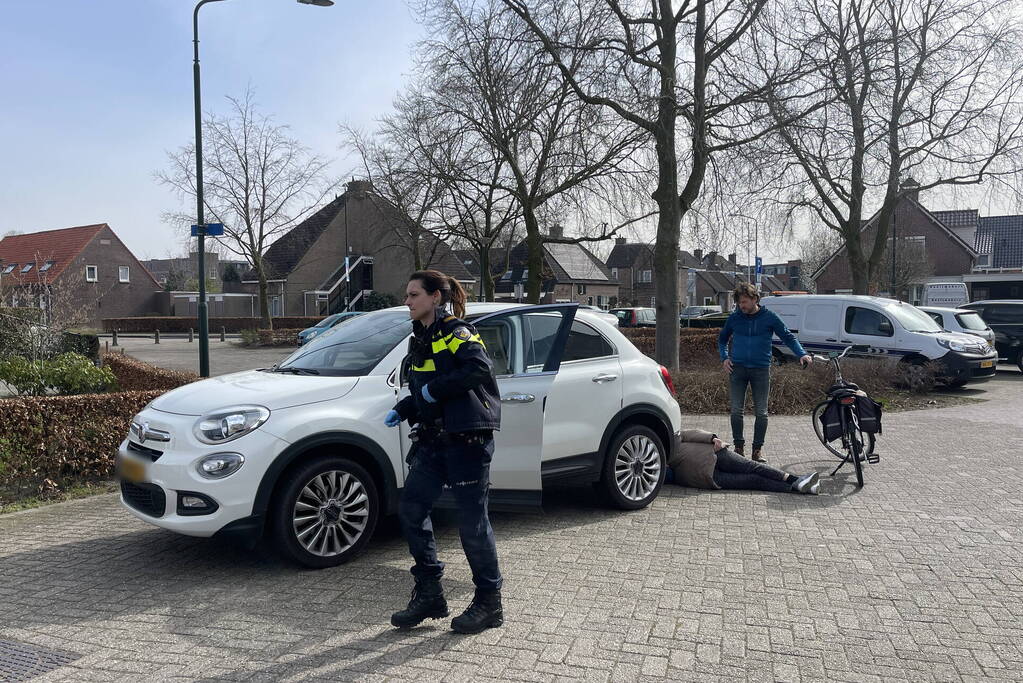 Vrouw botst met e-bike tegen auto