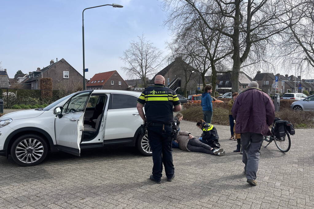 Vrouw botst met e-bike tegen auto