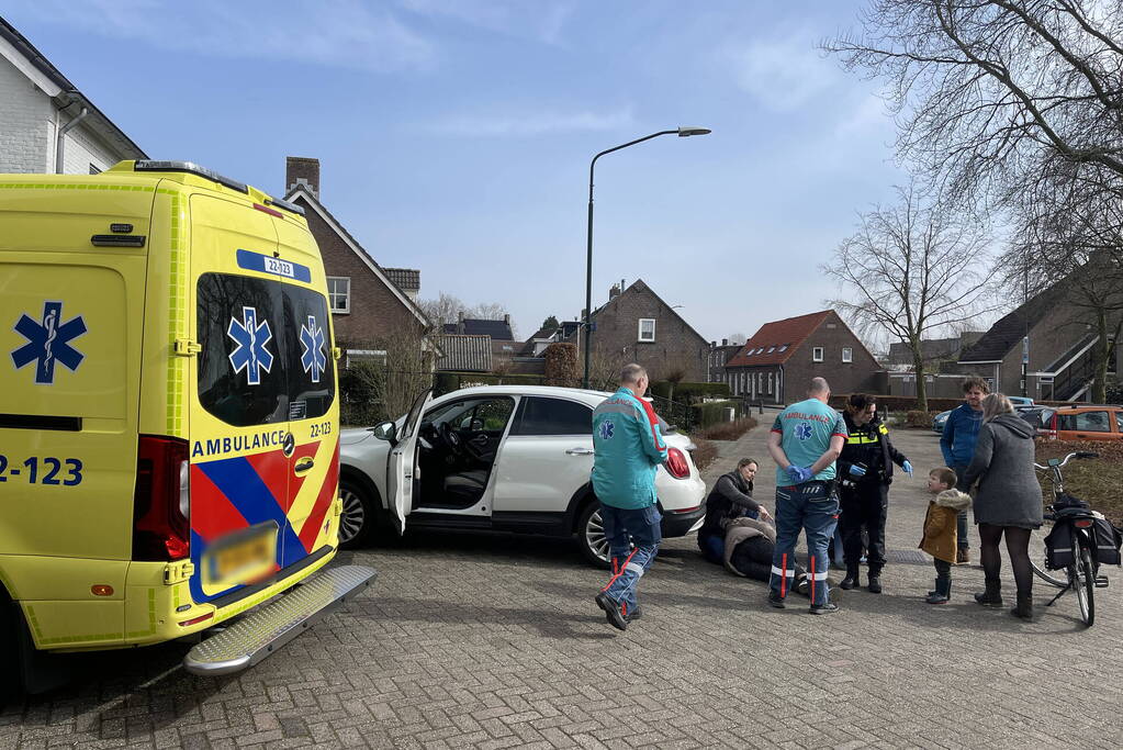 Vrouw botst met e-bike tegen auto