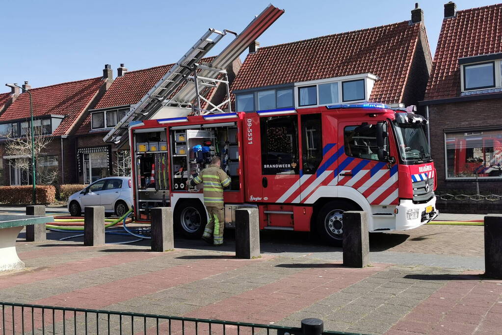 Brand legt schuur achter woning in de as