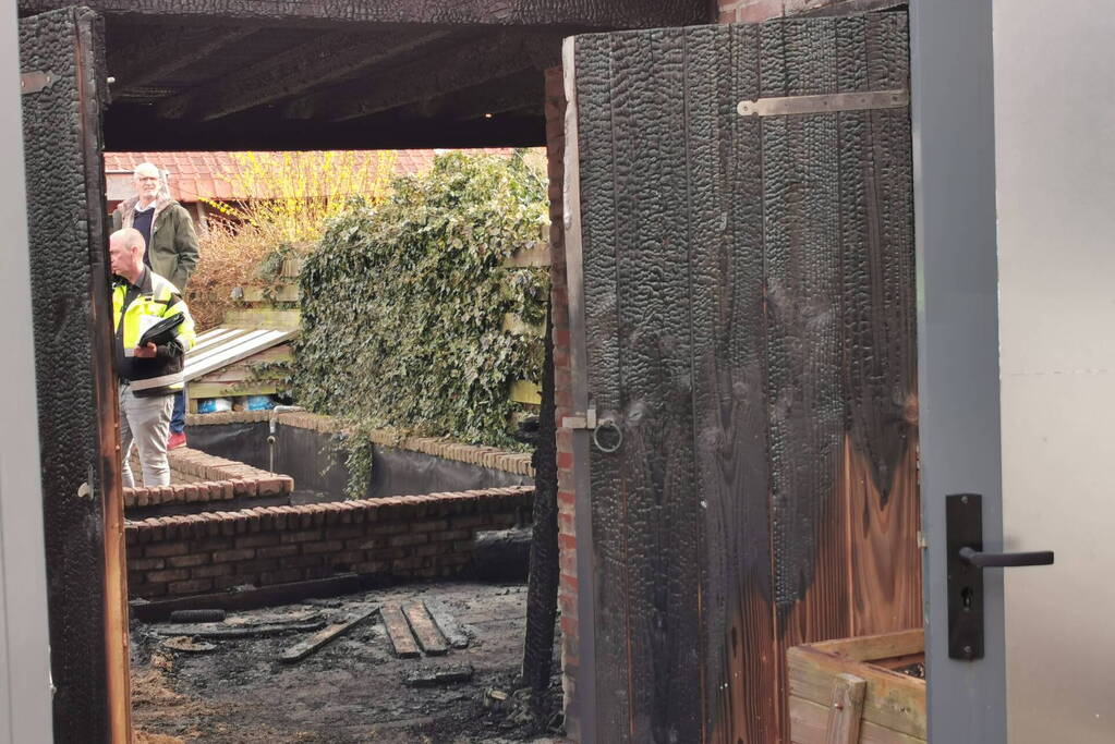 Brand legt schuur achter woning in de as