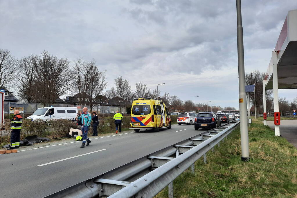 Auto belandt op zijn kant bij verkeersongeval