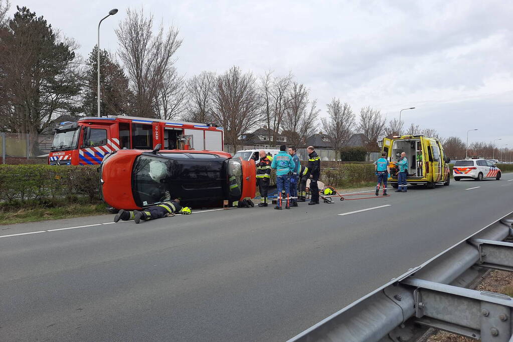 Auto belandt op zijn kant bij verkeersongeval