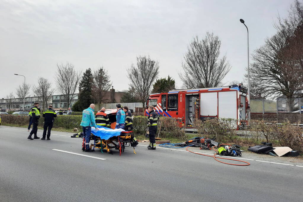 Auto belandt op zijn kant bij verkeersongeval