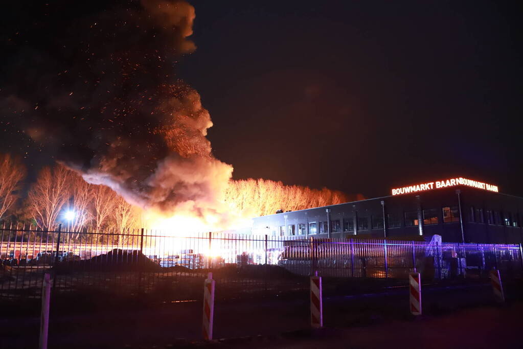 Grote uitslaande brand bij bouwmarkt