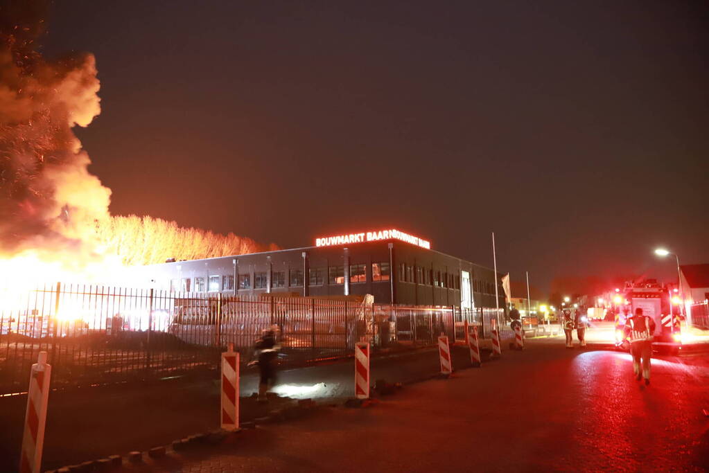Grote uitslaande brand bij bouwmarkt