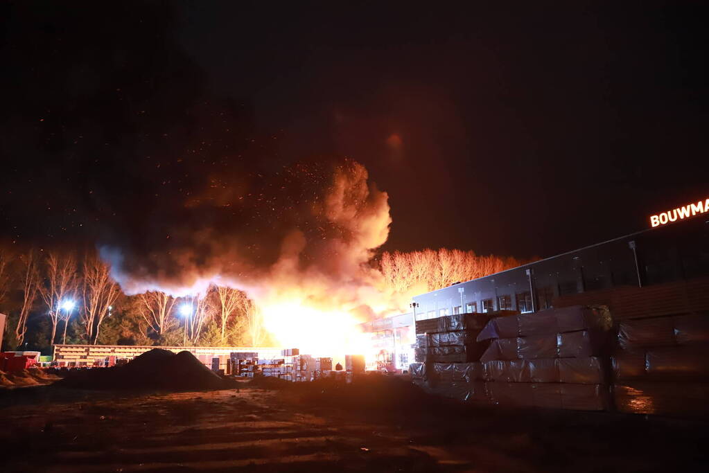 Grote uitslaande brand bij bouwmarkt