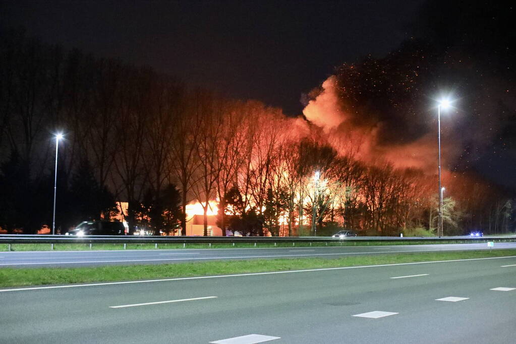 Grote uitslaande brand bij bouwmarkt