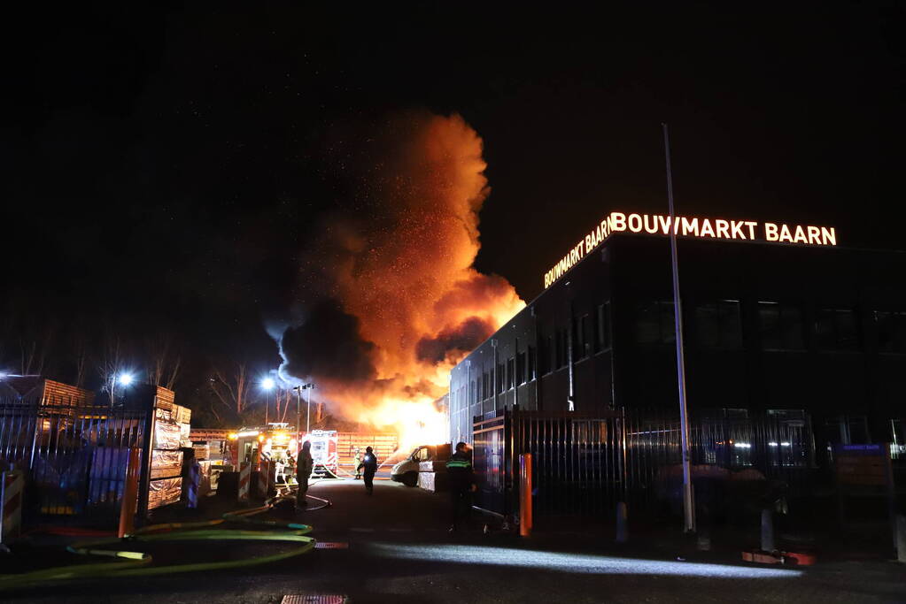 Grote uitslaande brand bij bouwmarkt