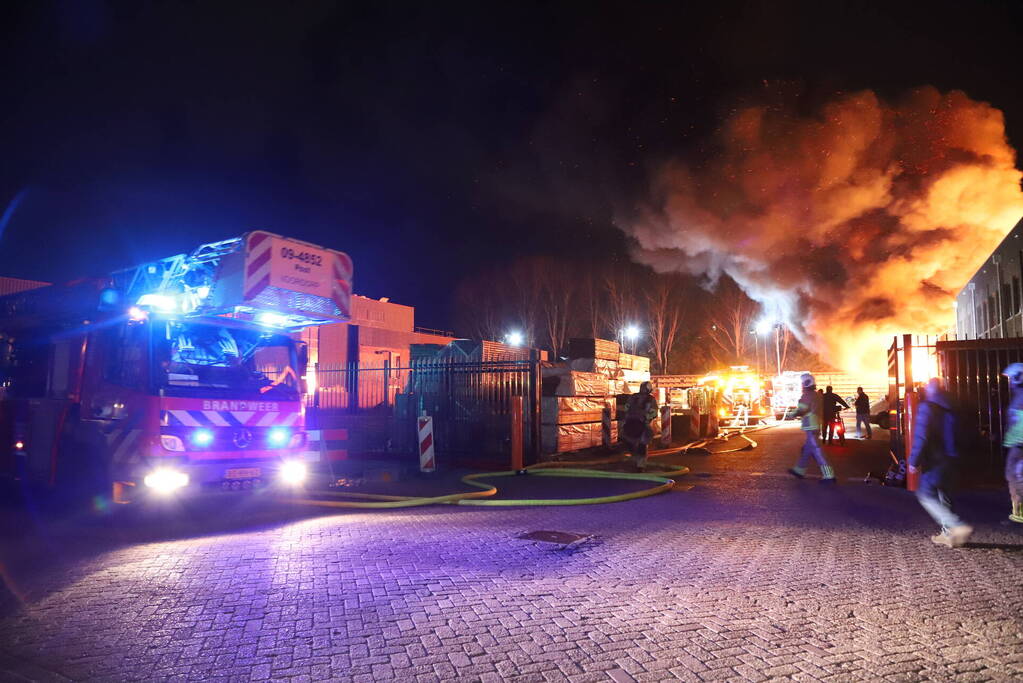 Grote uitslaande brand bij bouwmarkt