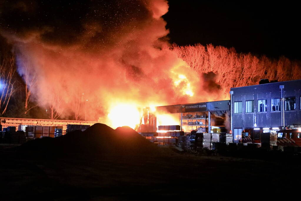 Grote uitslaande brand bij bouwmarkt
