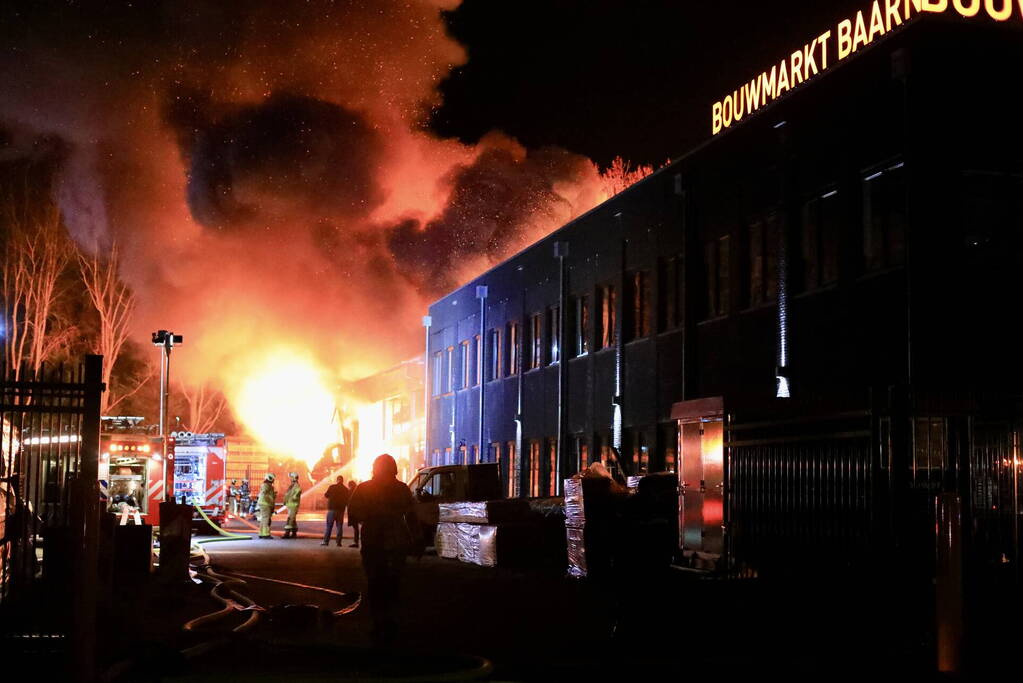 Grote uitslaande brand bij bouwmarkt