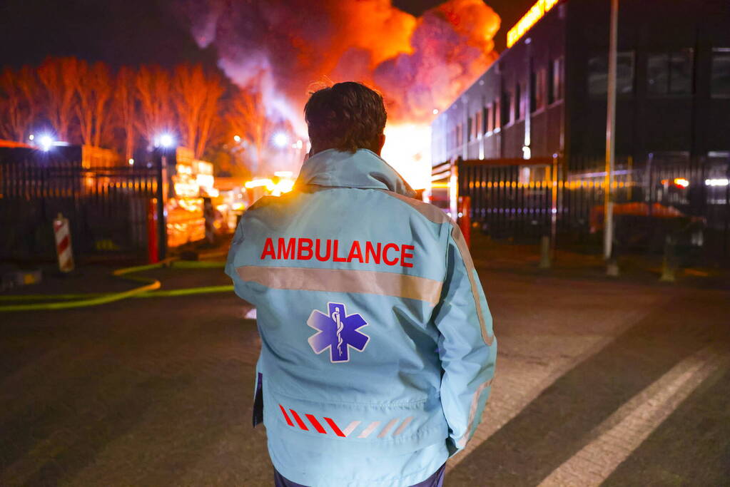 Grote uitslaande brand bij bouwmarkt