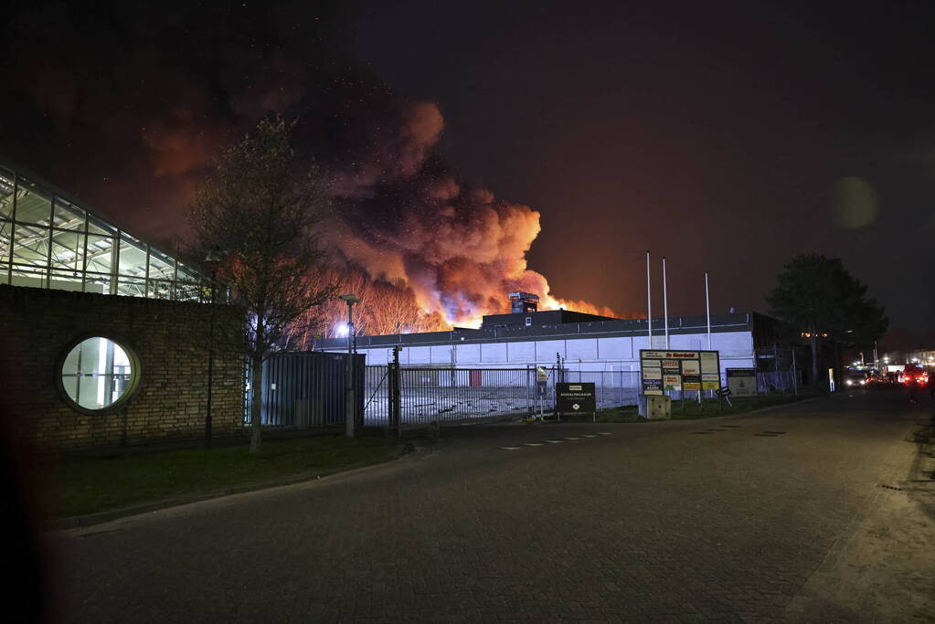 Grote uitslaande brand bij bouwmarkt