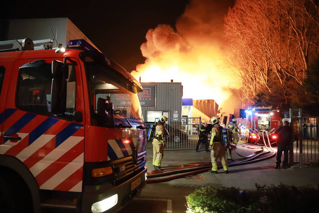 Grote uitslaande brand bij bouwmarkt