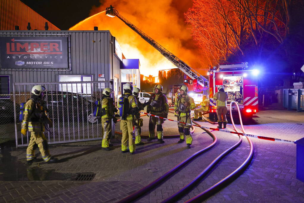 Grote uitslaande brand bij bouwmarkt