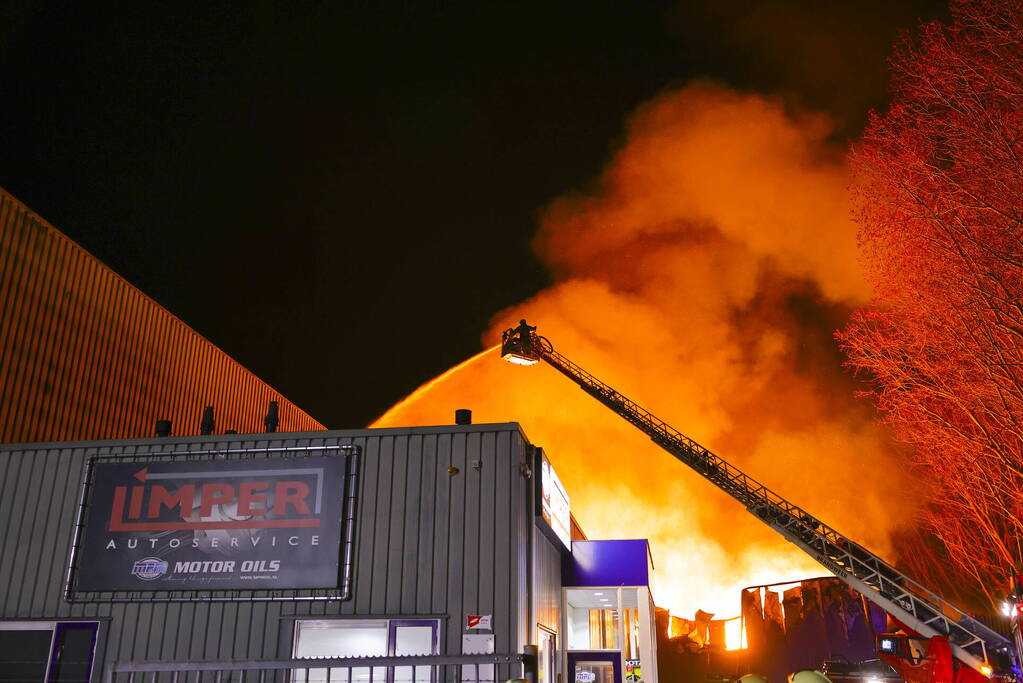 Grote uitslaande brand bij bouwmarkt