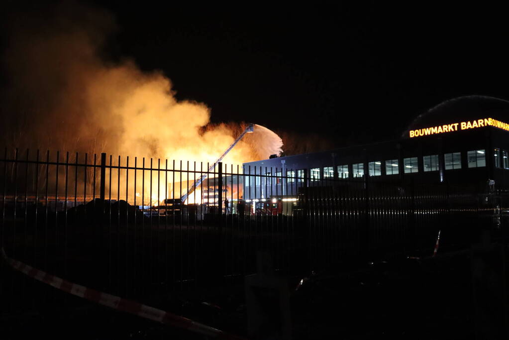 Grote uitslaande brand bij bouwmarkt
