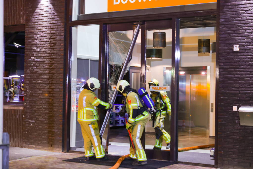 Grote uitslaande brand bij bouwmarkt