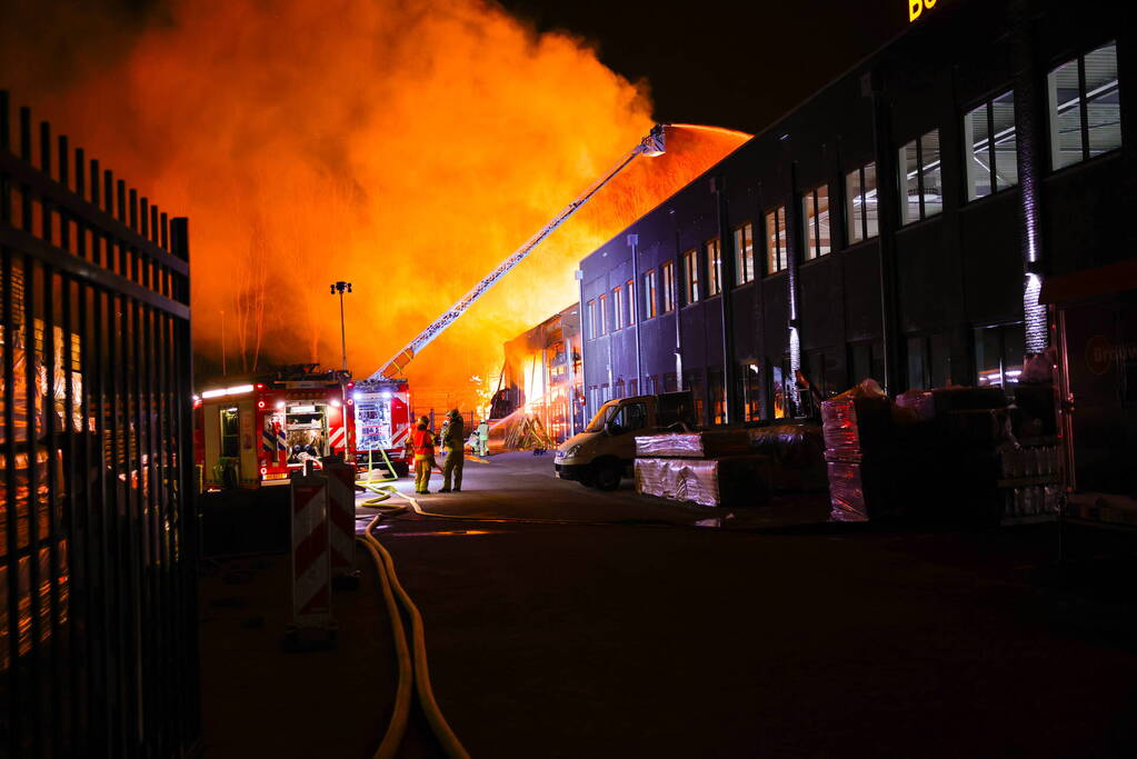 Grote uitslaande brand bij bouwmarkt