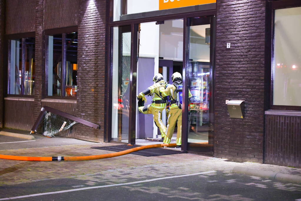 Grote uitslaande brand bij bouwmarkt