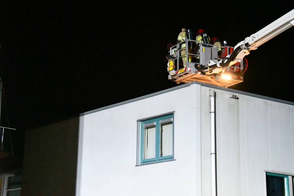 Brandweer blust brand in schoorsteen