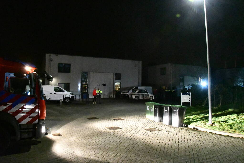 Brandweer blust brand in schoorsteen