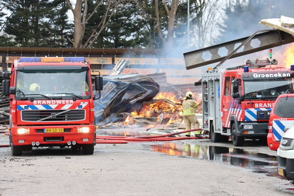 Brandweer nog uren druk met grote brand
