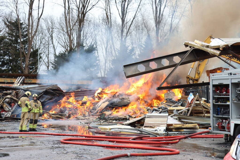 Brandweer nog uren druk met grote brand