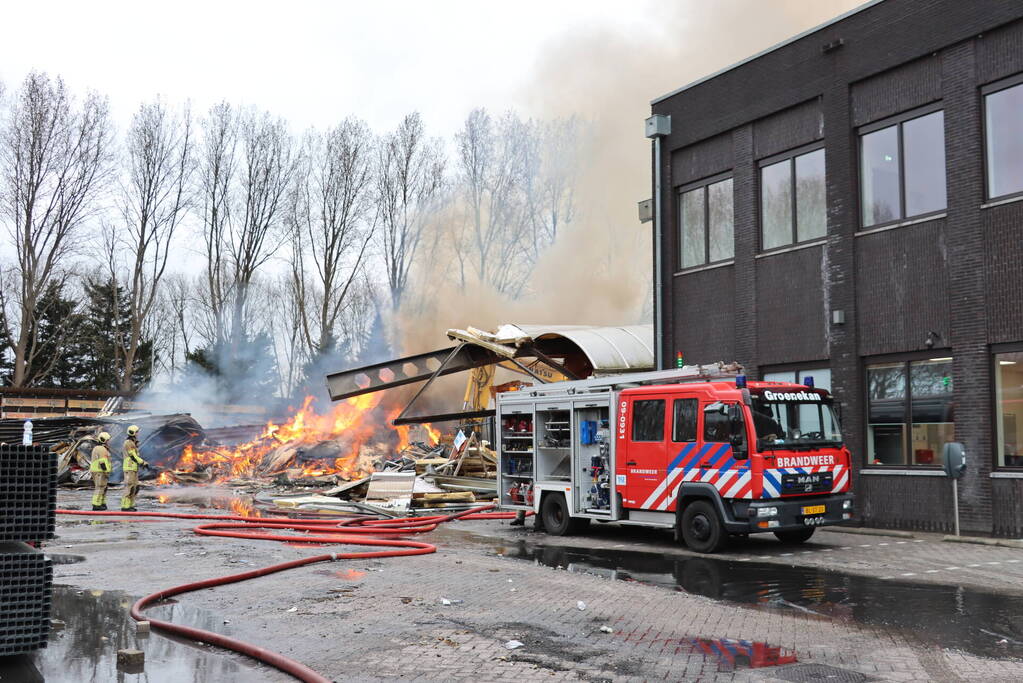 Brandweer nog uren druk met grote brand