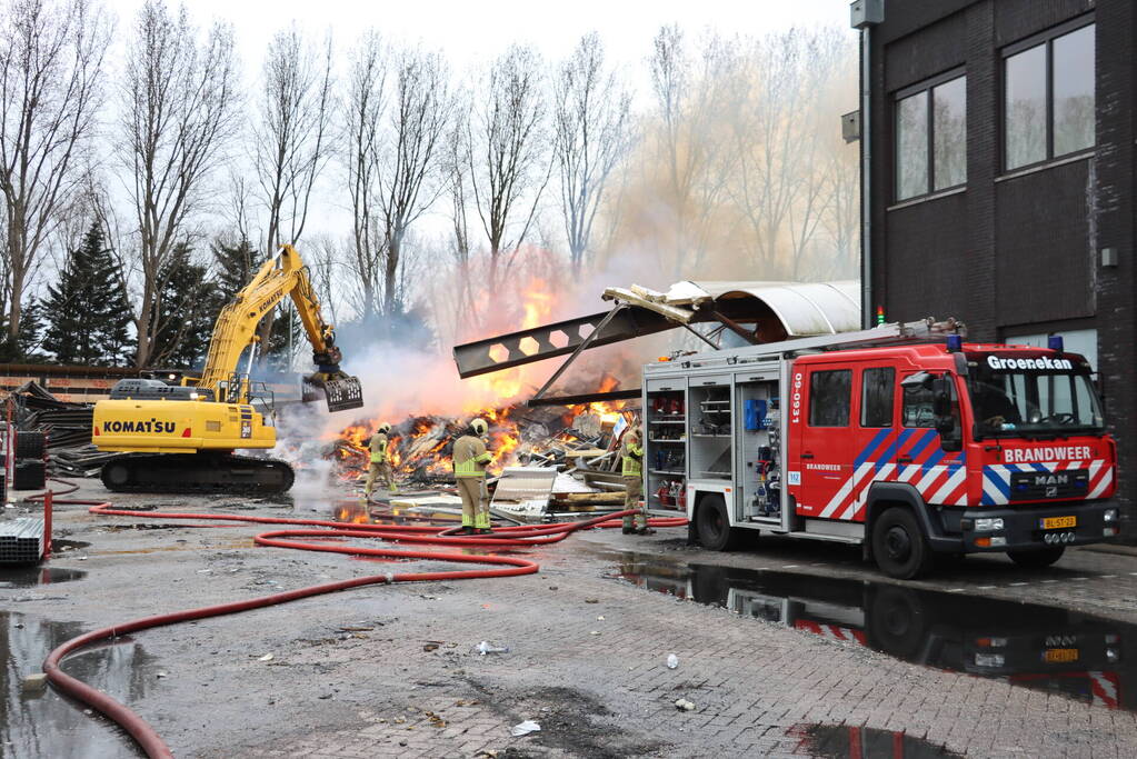 Brandweer nog uren druk met grote brand