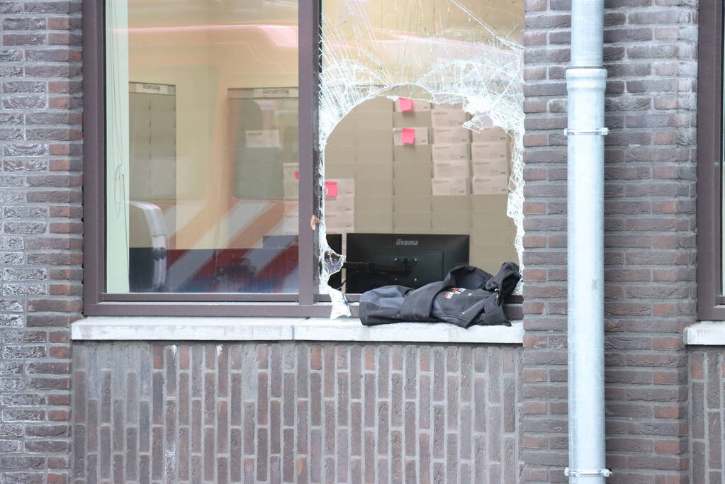 Brandweer nog uren druk met grote brand