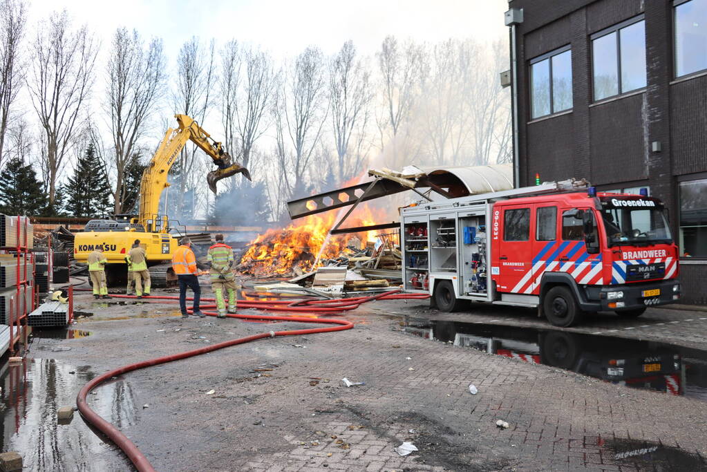 Brandweer nog uren druk met grote brand