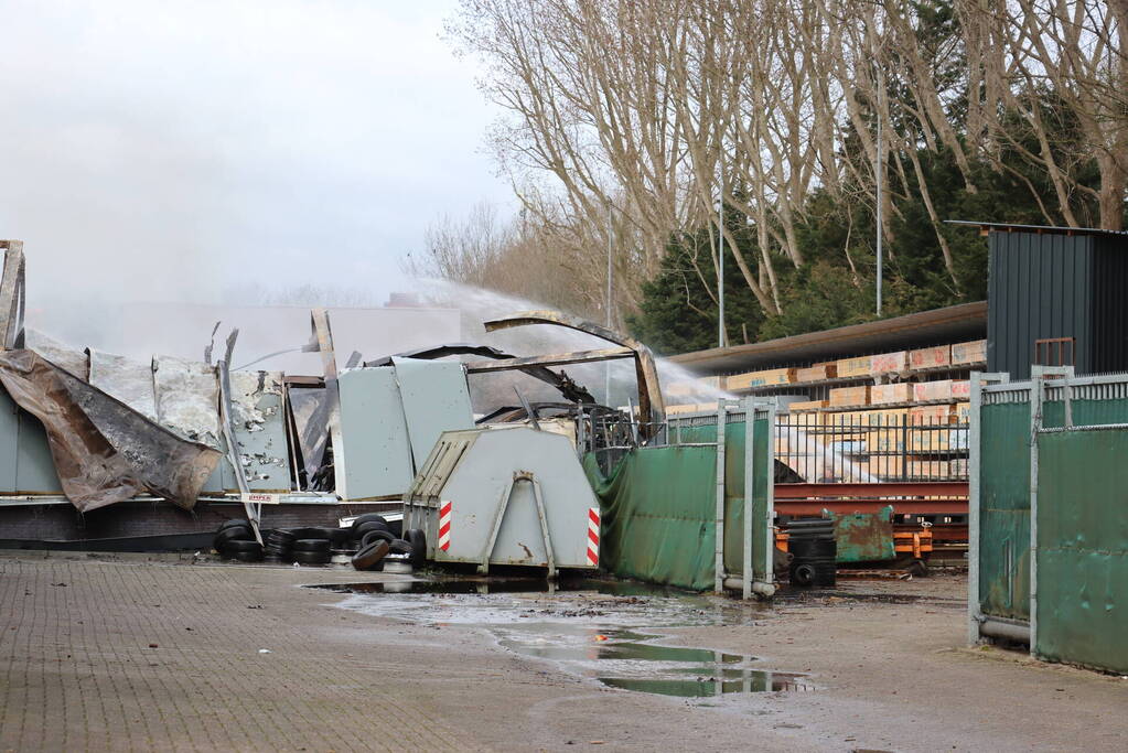 Brandweer nog uren druk met grote brand