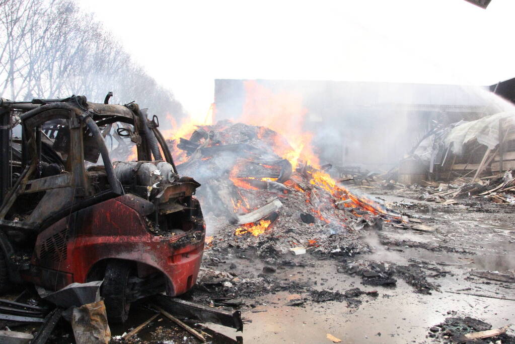 Brandweer nog uren druk met grote brand