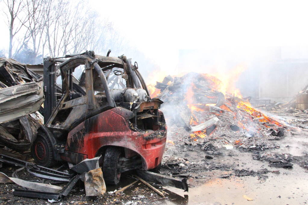 Brandweer nog uren druk met grote brand