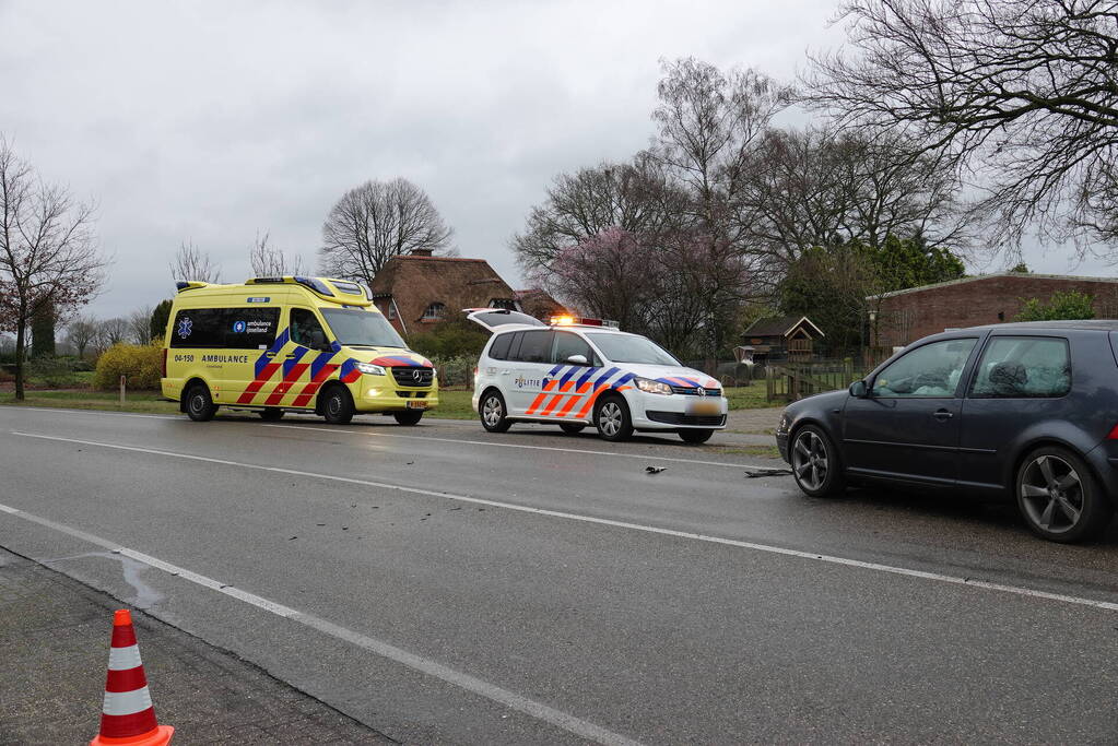 Auto botst op afslaande auto