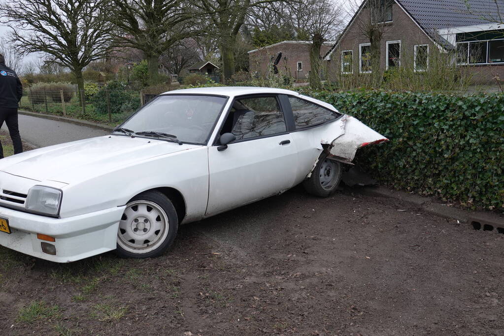 Auto botst op afslaande auto