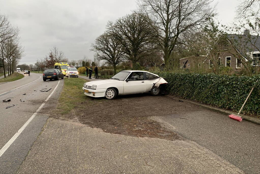 Auto botst op afslaande auto