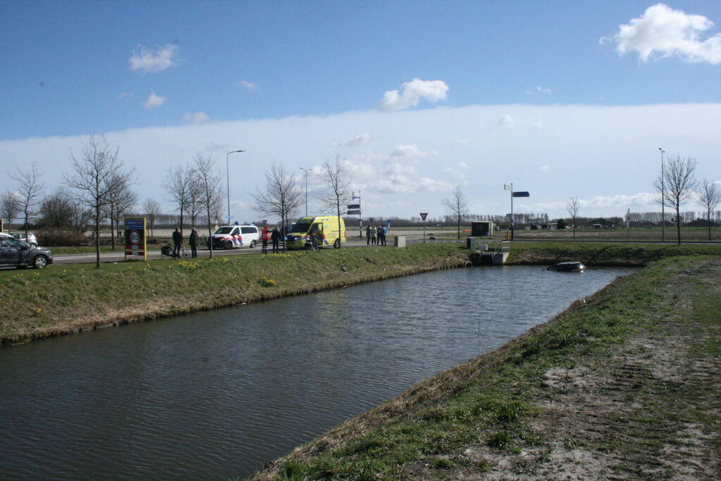 Auto rijdt het water in