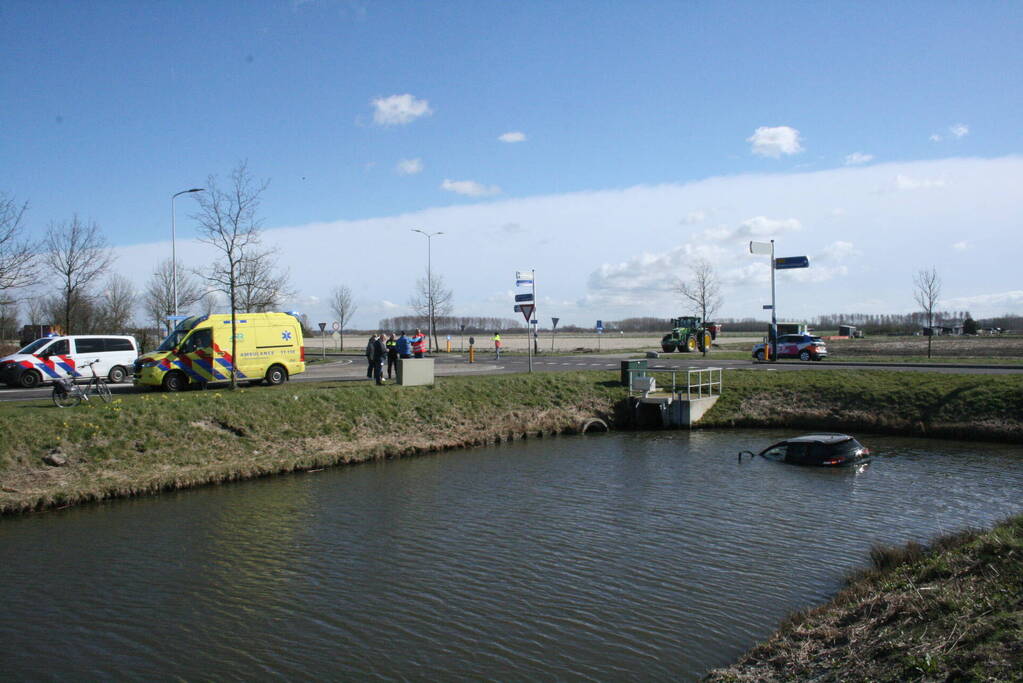 Auto rijdt het water in