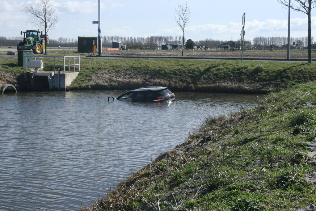 Auto rijdt het water in