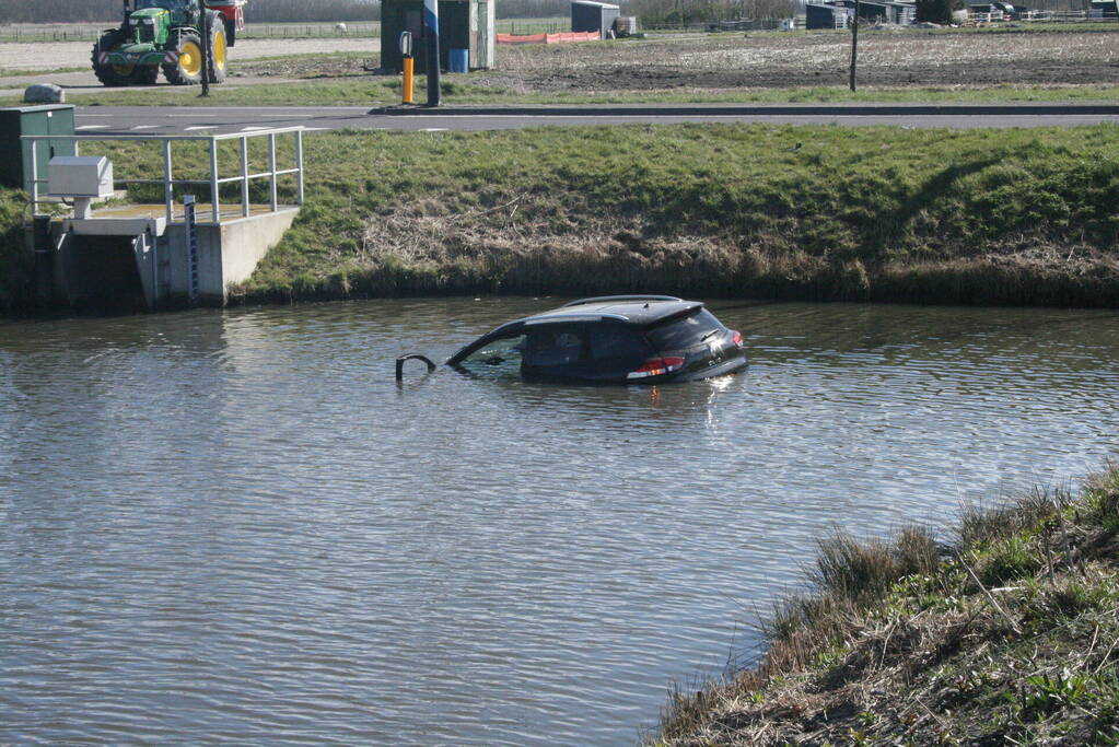 Auto rijdt het water in