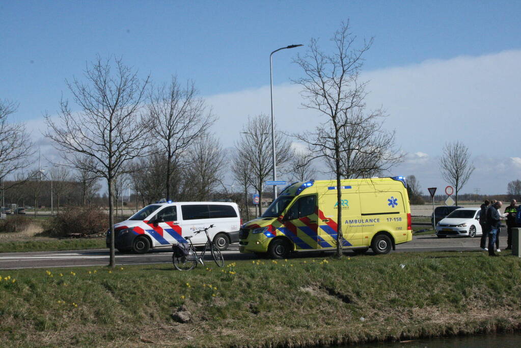 Auto rijdt het water in