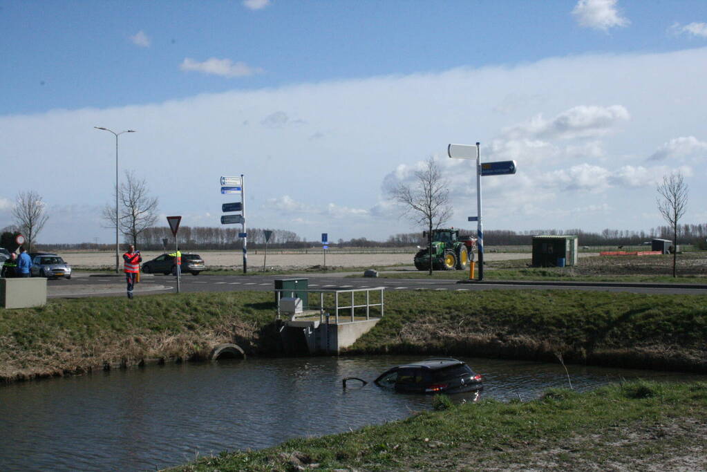 Auto rijdt het water in